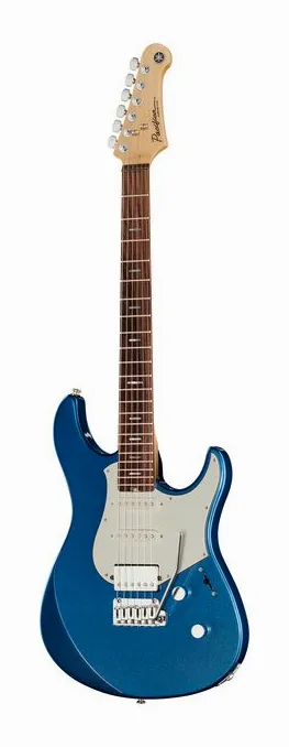 Yamaha Pacifica Std+12 Spk Blue RF inquadrato di fronte su sfondo neutro