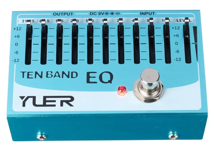 Yuer YF-40 Ten Band EQ, footswitch in primo piano