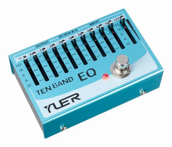 Yuer YF-40 Ten Band EQ, footswitch in primo piano