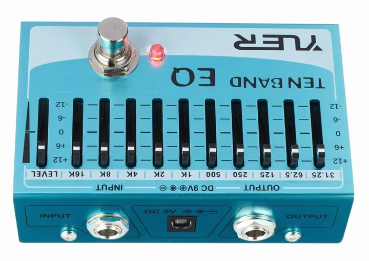 Yuer YF-40 Ten Band EQ, footswitch in primo piano