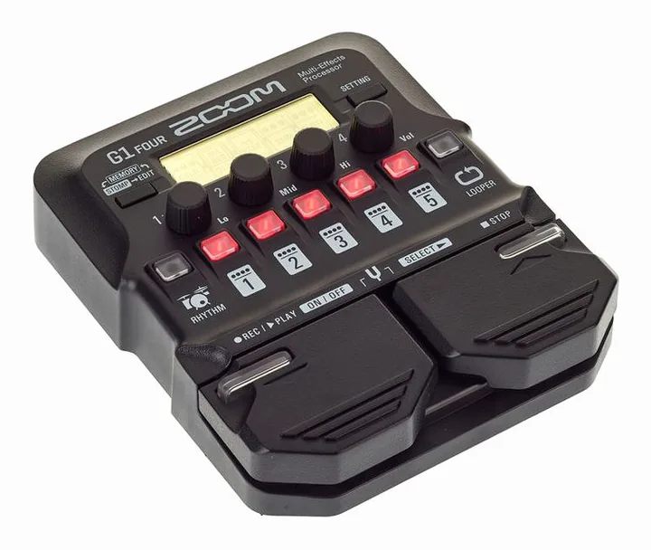Zoom G1 Four Multi-Effect-Pedal, footswitch in primo piano
