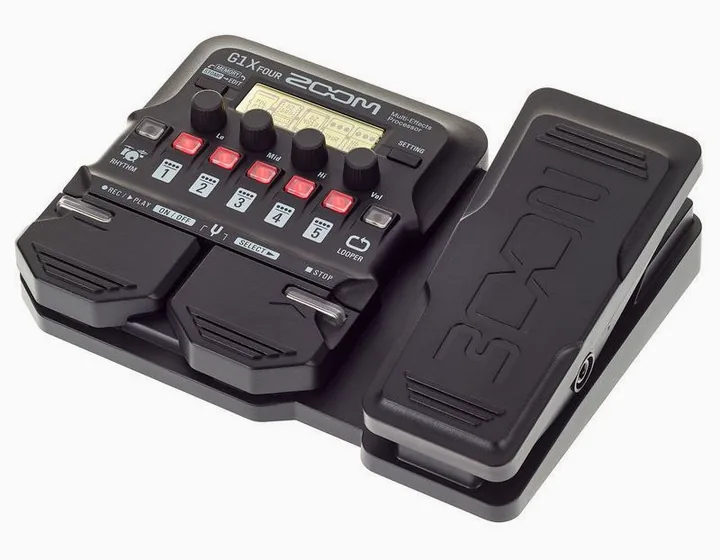 Zoom G1X Four Multi Effect-Pedal, footswitch in primo piano