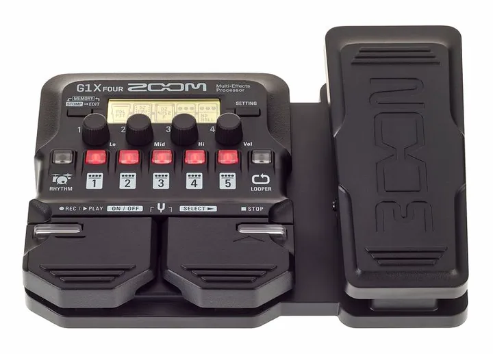 Zoom G1X Four Multi Effect-Pedal, footswitch in primo piano