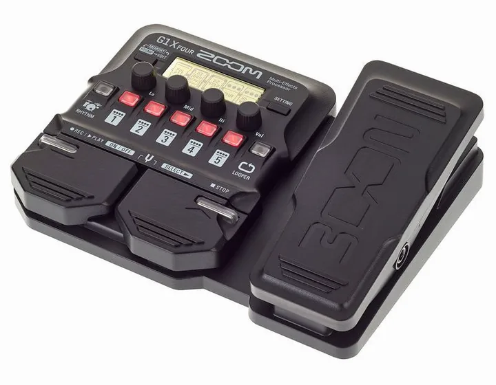 Zoom G1X Four Multi Effect-Pedal inquadrato di fronte su sfondo neutro